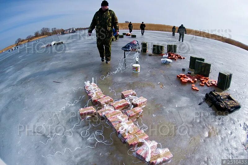 Разрушить лед. Подрыв льда МЧС. Взрывные работы на реках. Подрыв льда на реках. Взрывные работы на льду.