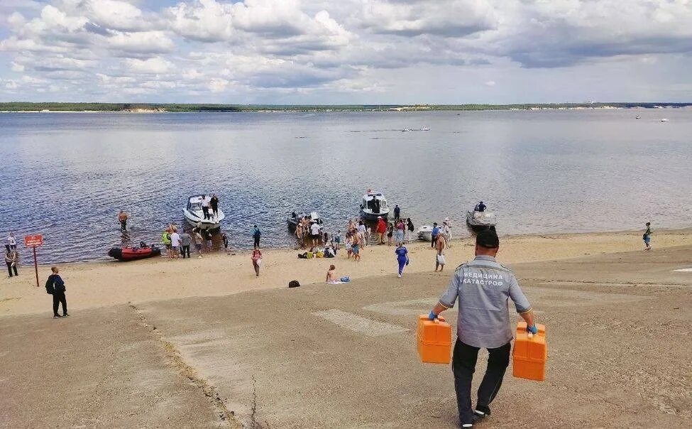 Утонули в чебоксарах. Волга пляж. Пляж в Чебоксарах на Волге. Дикие пляжи Чувашии. Заплыв через Волгу Чебоксары.