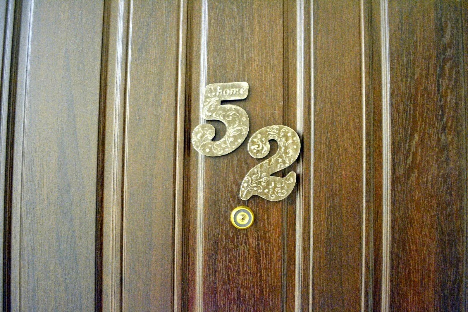 Номер квартиры на дверь. Цифры на дверь квартиры. Цифры на входную дверь. Красивые таблички на дверь квартиры.