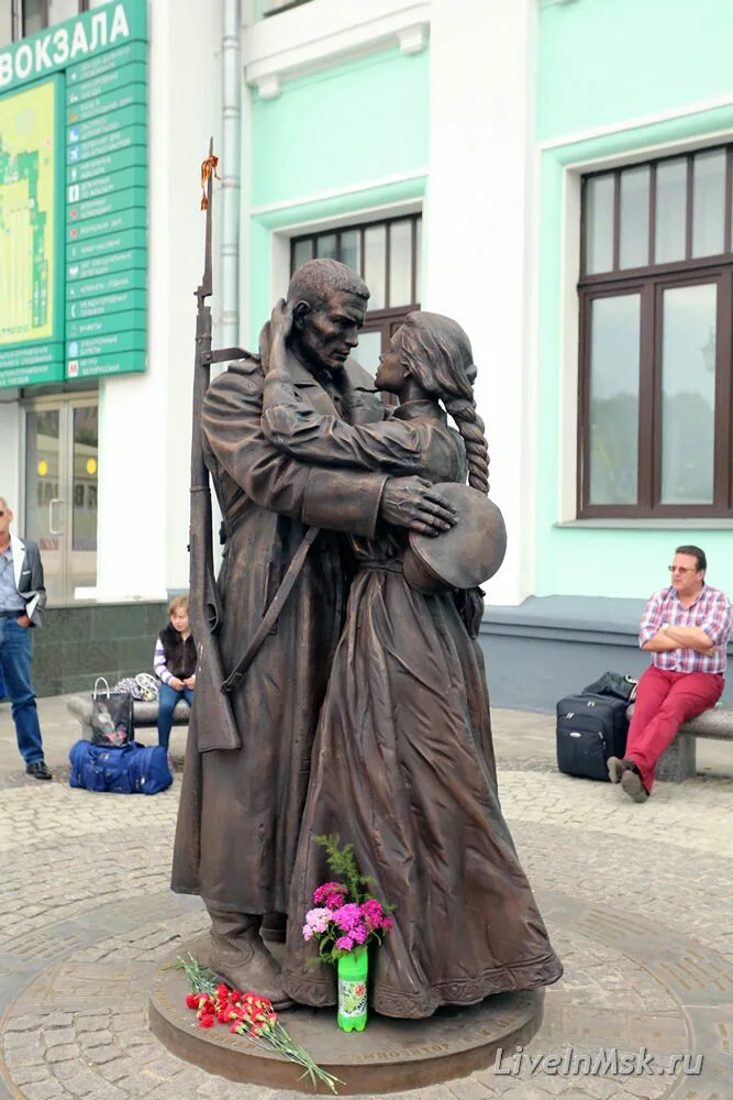 Памятник прощание славянки на белорусском вокзале. Памятник на белорусском вокзале в Москве. Белорусский вокзал скульптура прощание. Памятник на белорусском вокзале прощание. Памятник прощание