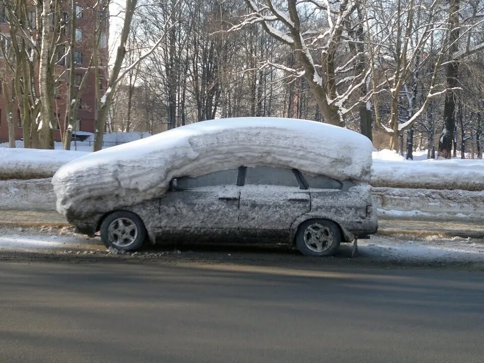 Машина в сугробе. Сугроб на крыше авто. Машина вся в снегу. Машина с сугробом на крыше. Машина не едет машина давит