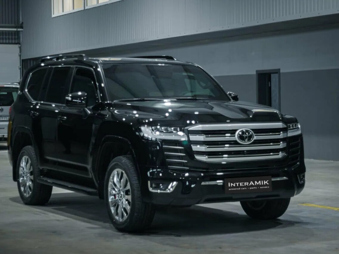 Toyota land cruiser 200 и 300. Тойота ленд крузер 300 бронированный. Toyota land cruiser 200 armoured. Асата крузер 300. Бронированный крузак 300.