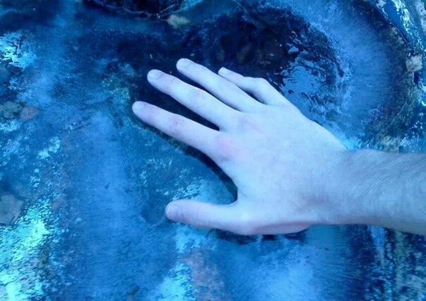Холодные руки ночью. Ледяные руки. руки во льду. синяя ладонь.