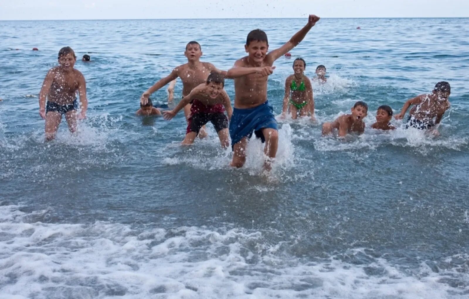 Дети купаются в море. Купание детей в лагере. Детский лагерь купаться. Лагерь на море.