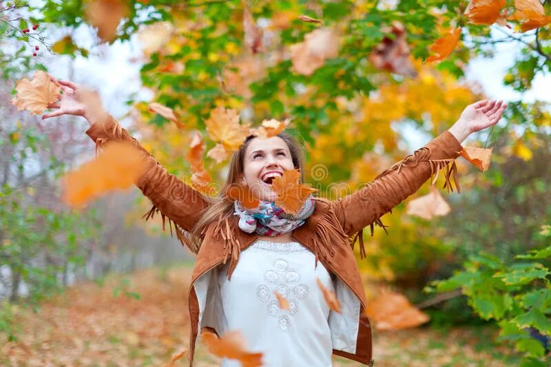 Понравилась осень. Подбрасываем листья. Девушка разбрасывает листья. Девочка бросает листья осенью. Подбрасывание осенних листьев.