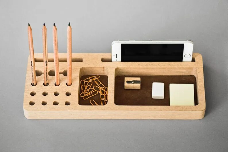 Органайзер для канцелярских принадлежностей из дерева. Деревянный органайзер для канцелярии. Подставка канцелярская из дерева. Канцелярский органайзер из дерева. Easyhomestore органайзер для канцелярии настольный.