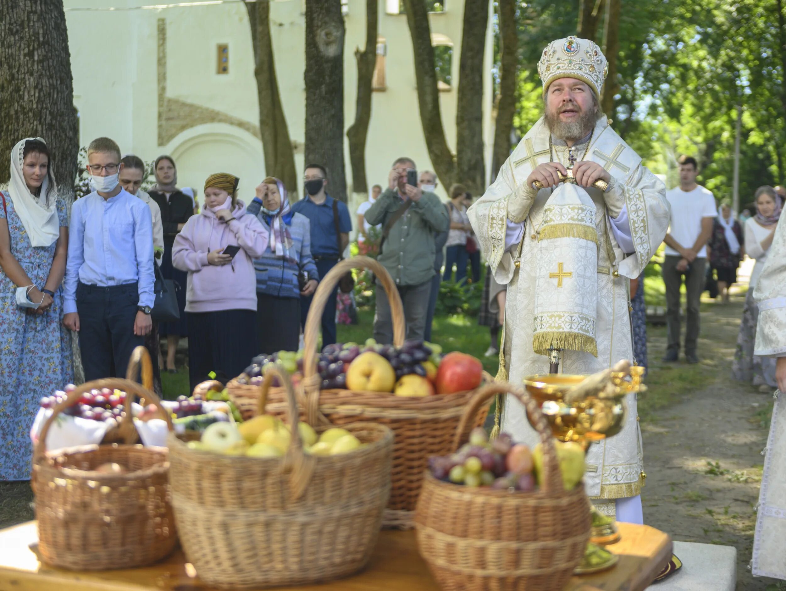 Какие праздники спас. Преображение Господне празднов. 19 Августа праздник Преображения Господня. Преображение Господне освящение яблок. Яблочный спас празднование.