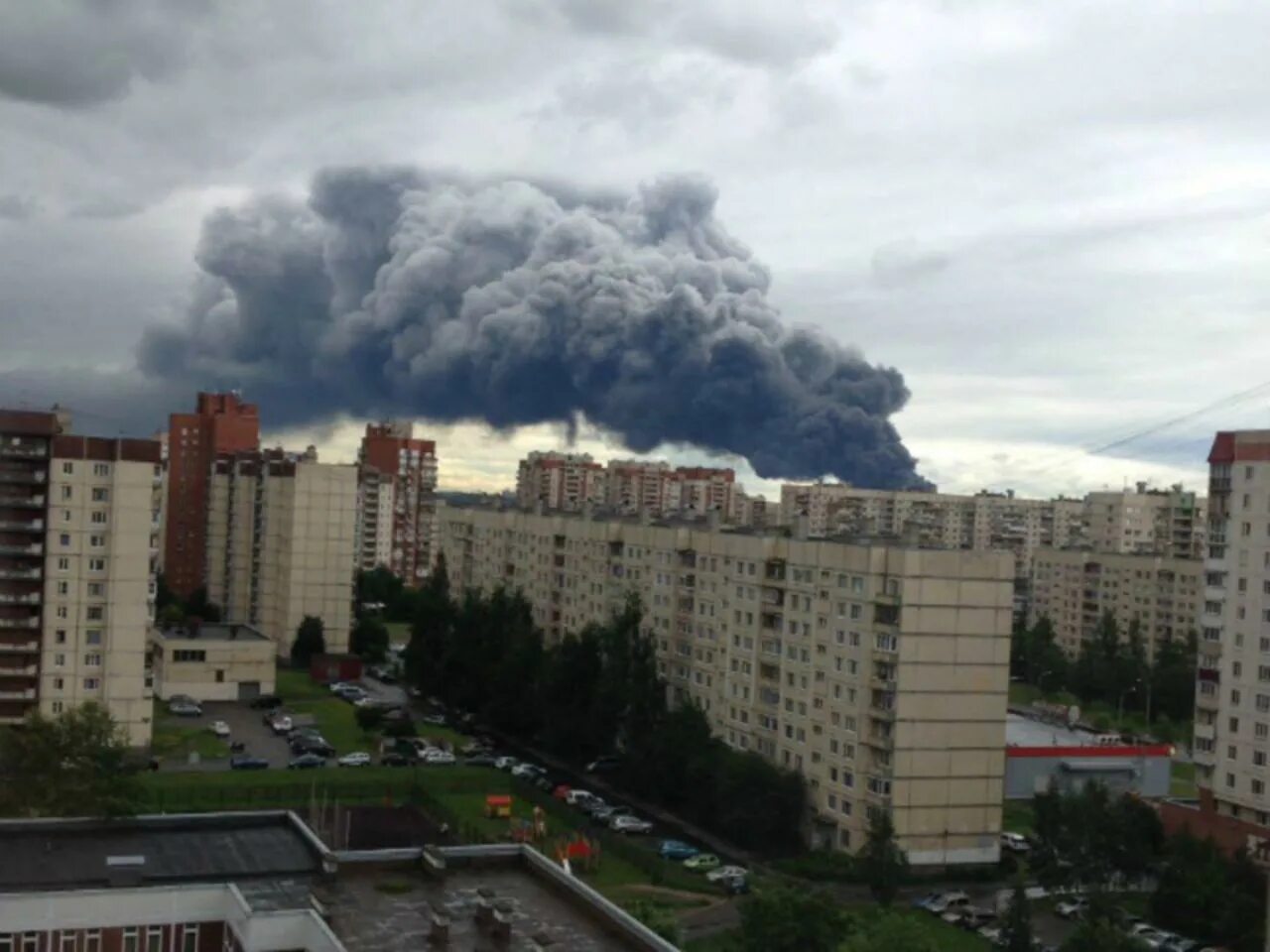 Пожар в Восточном Дегунино. Район Северный Москва пожар. Пожар в Москве сейчас Бескудниково. Задымление в Москве сейчас.