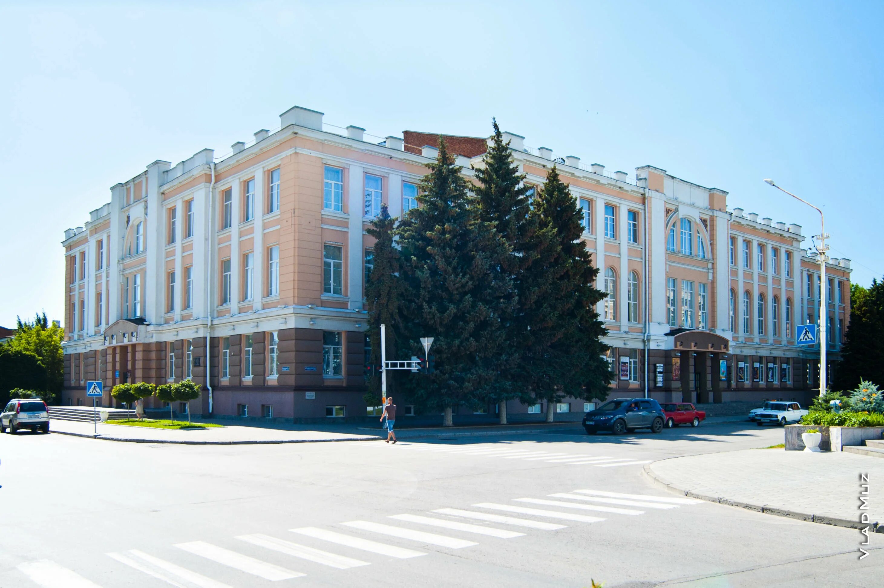 Сайт театра комиссаржевской новочеркасск. Театр Комиссаржевской Новочеркасск. Казачий драматический театр Новочеркасск. Донской театр драмы в Новочеркасске. Здание казачьего драматического театра Новочеркасск.