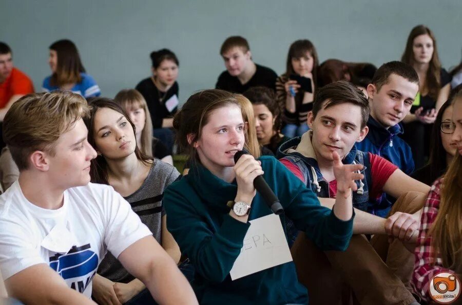 Student speech. Лекция для подростков. Выступление студентов. Студенты в аудитории. Подростки на конференции.