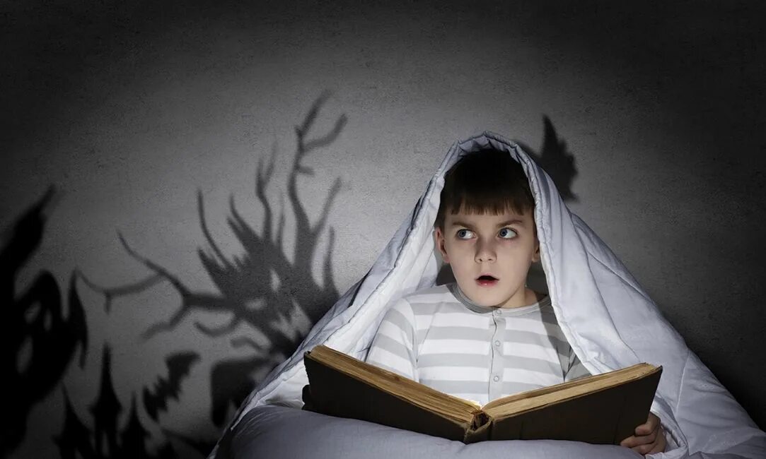 Страхи детей. Трудности детей. Грустный ученик. Страх темноты у детей. Причины возникновения страхов.
