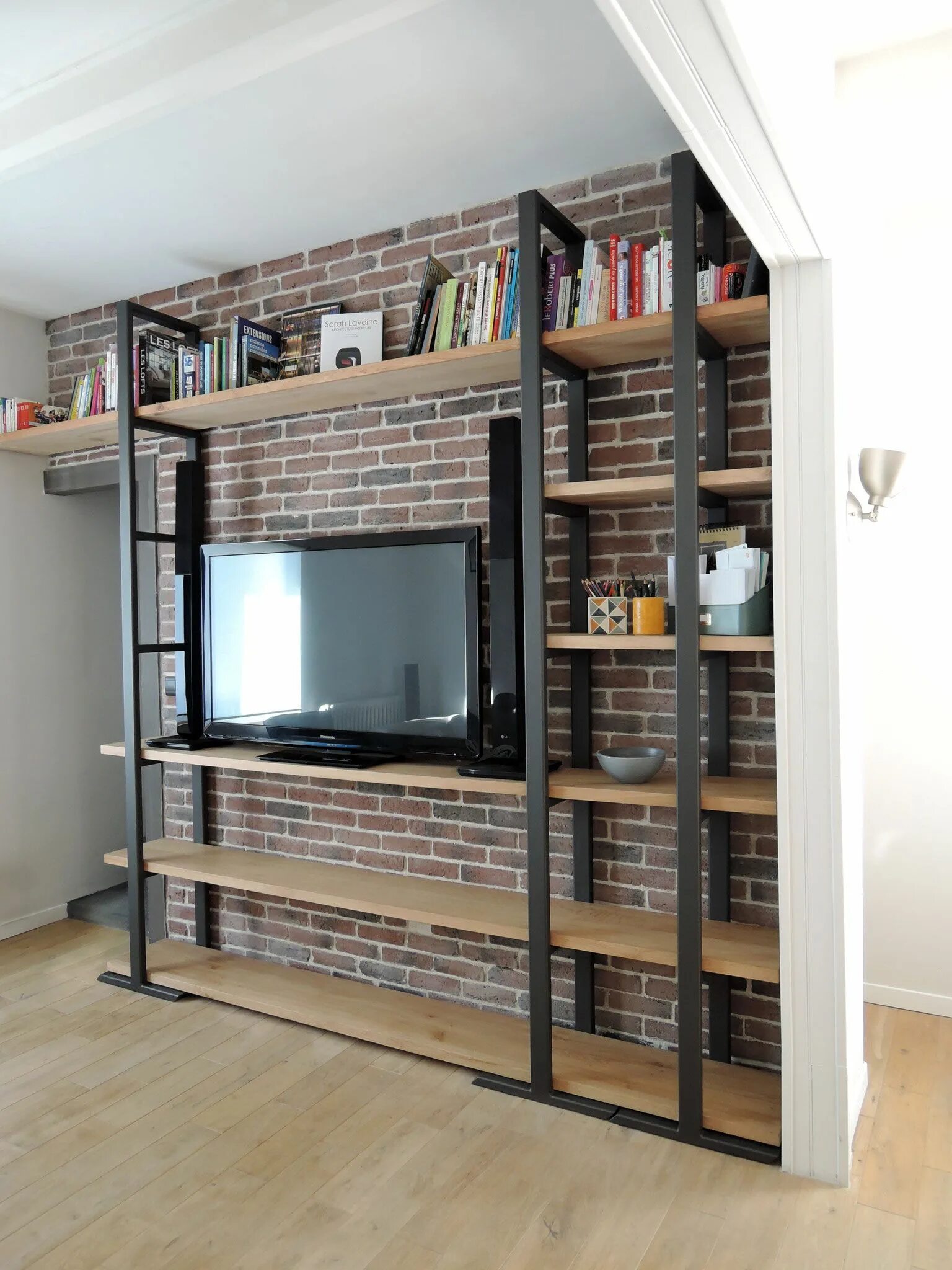 Горка в стиле лофт Macdougal 102.5'' Media Center Salas industriais, Mobiliário industrial vintage,