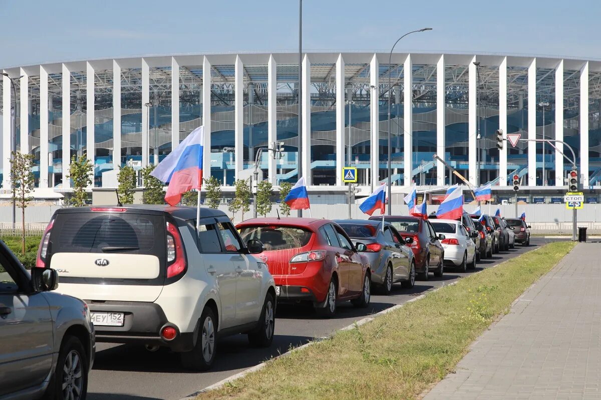 День россии в нижнем новгороде. Автопробег Нижний Новгород. Российский флаг на автомобиле. Новгород авто. Флаг России Нижний Новгород.