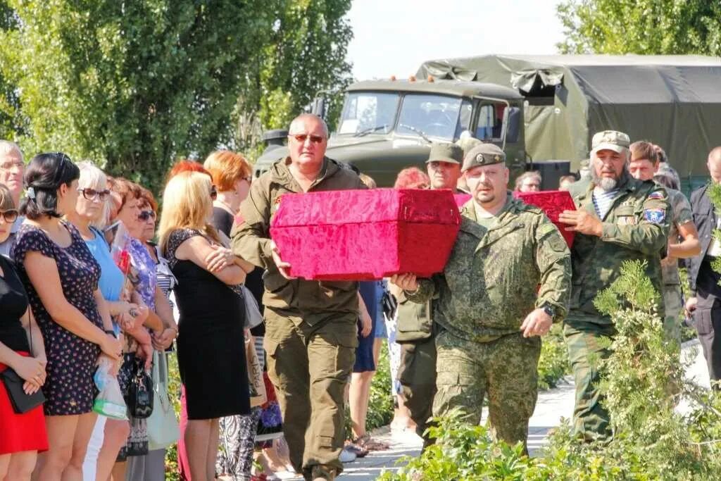 Первомайское донецкая область новости сегодня. Амвросиевка 2014. Фото Амвросиевки в 2014г в начале войны. Амвросиевка сегодня.