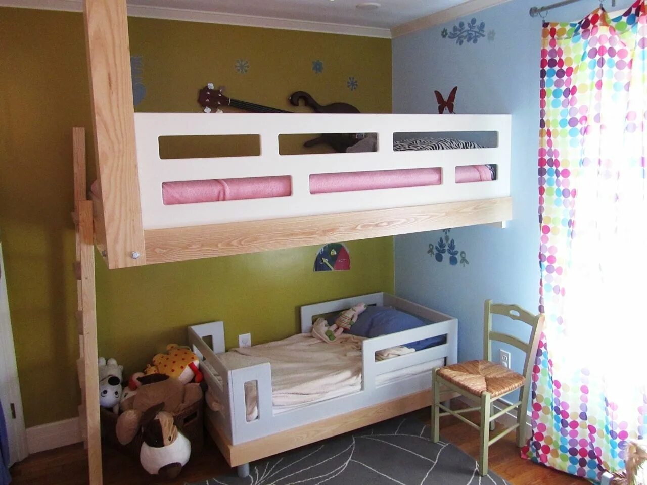 Самодельная двухъярусная кровать. Самодельные детские двухъярусные кровати. Двухэтажная кровать своими руками. Самодельная двухэтажная детская кровать. Спать на двухъярусной кровати