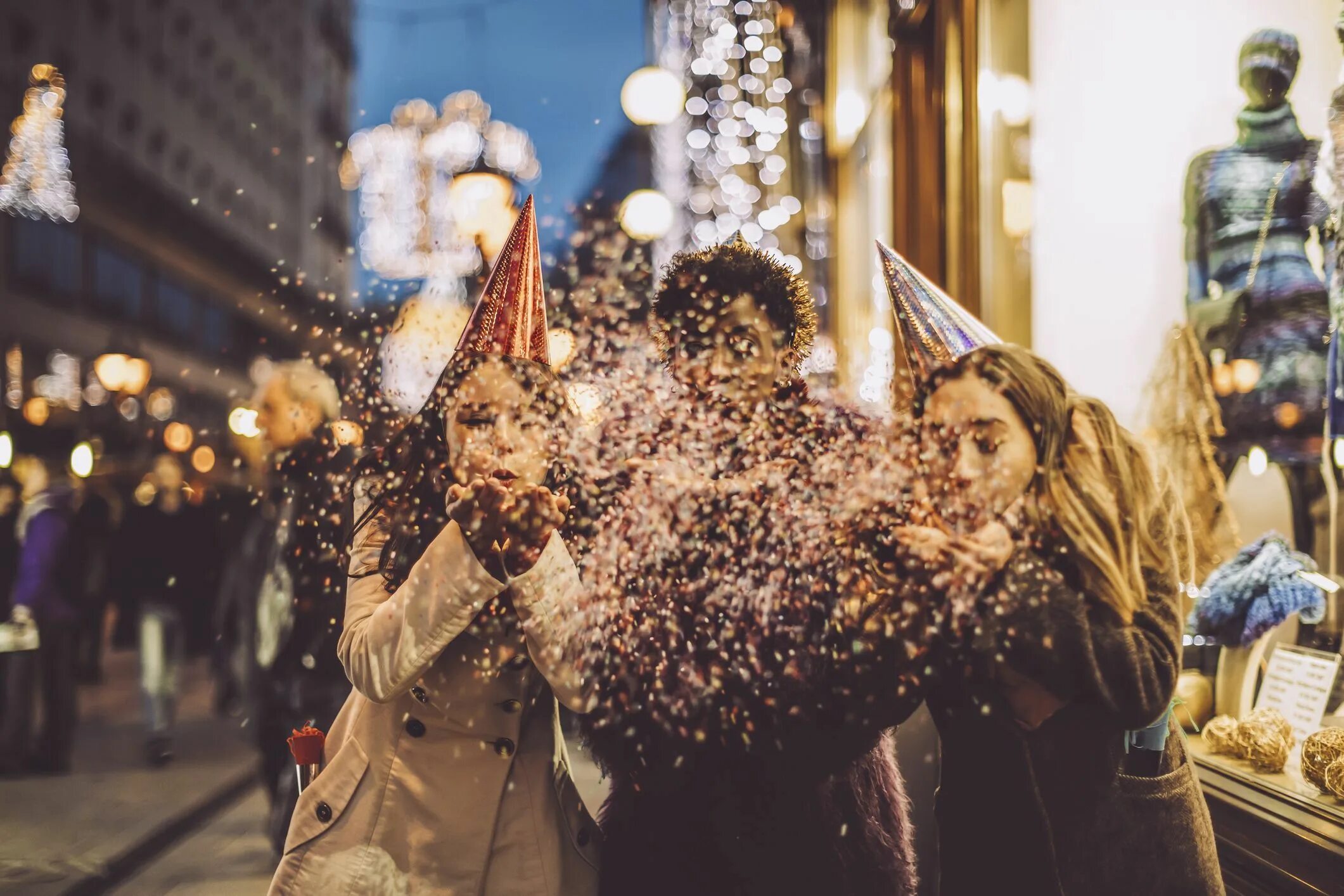 We celebrate new year. Новый год празднование Эстетика. Новый год люди. Празднуют новый год картинки.