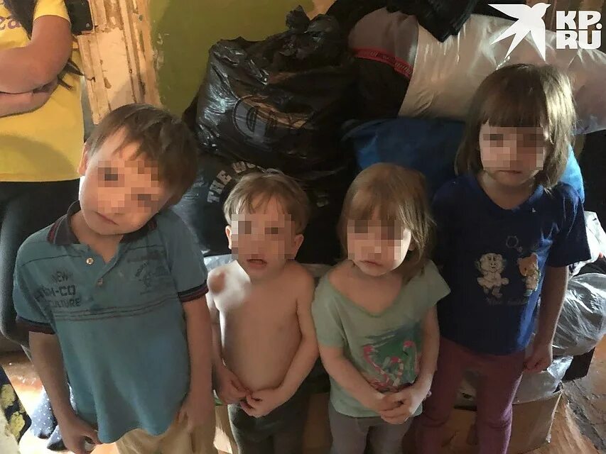 Неблагополучные семьи с детьми. Многодетных лишают. Не блогопулученая семья. Бедные семьи с детьми. Бедная семья в россии.