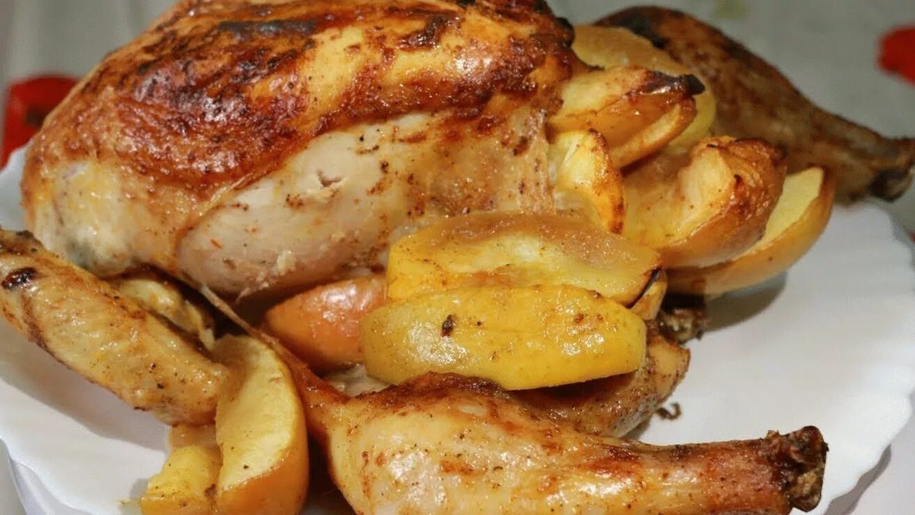 Курица фаршированная яблоками. Курица с яблоками в духовке. Курица запеченная с яблоками в духовке. Курица с яблоками в духовке целиком.