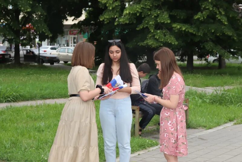 Погода в майском на 3 дня. Майский КБР. Девушки и юноши Кабардино-Балкарии. Школа Майский Кабардино Балкария. Площадь Майский КБР.