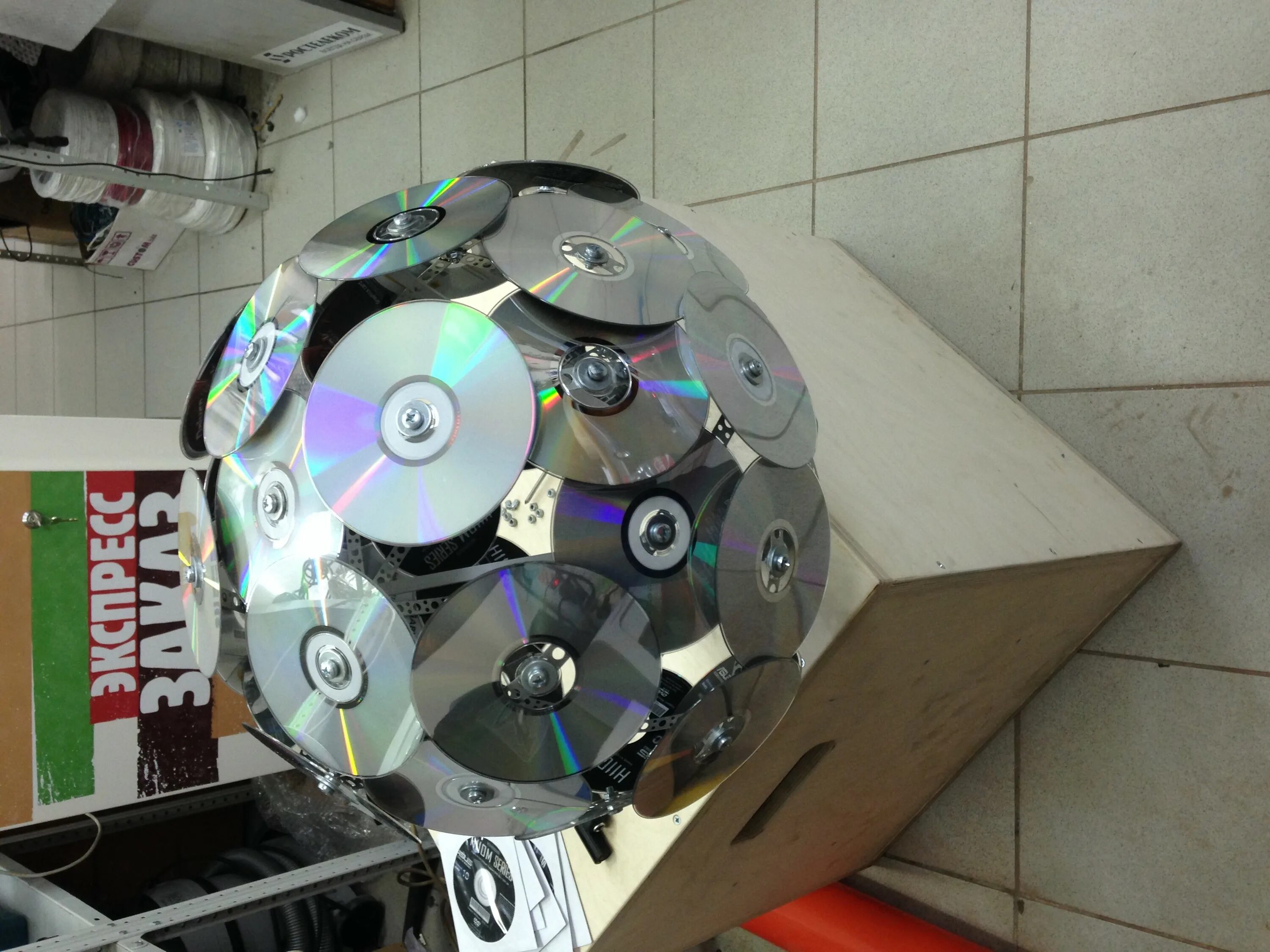Шаре компьютерное. Шар из дисков. Шар из компакт дисков. Светильник из дисков. Люстра из компакт дисков.