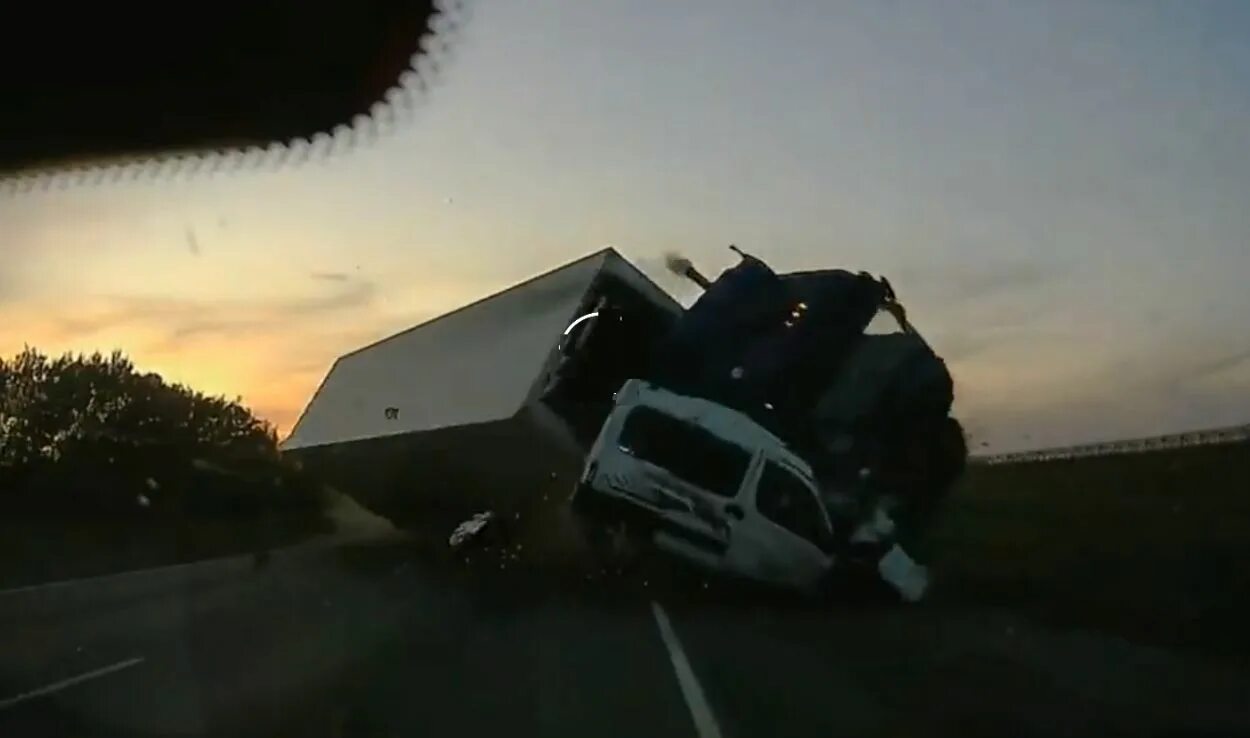 Дон регистратор. Видео страшная авария на трассе м 4 дом. Авто аварии страшные кадры видео на регистратор.