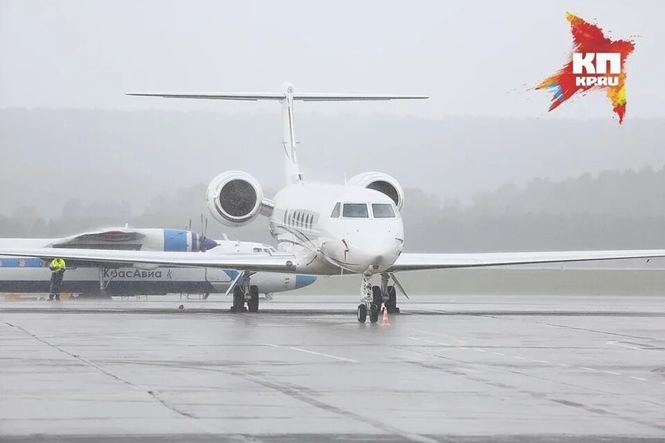 Старый аэропорт ростов ночной. Su 6725 рейс красноярск. Красноярск абакан авиа. Самолёт ростов-на-дону. Аэропорт ночью.