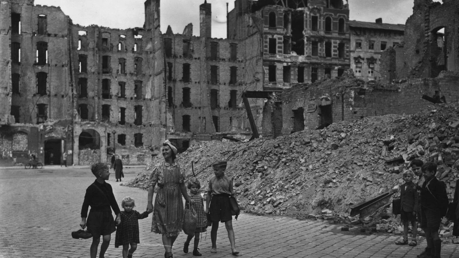 Разрушенный берлин. Руины Берлина 1945. Разрушенный Берлин 1945. Берлин 1951 года руины. Берлин до войны.