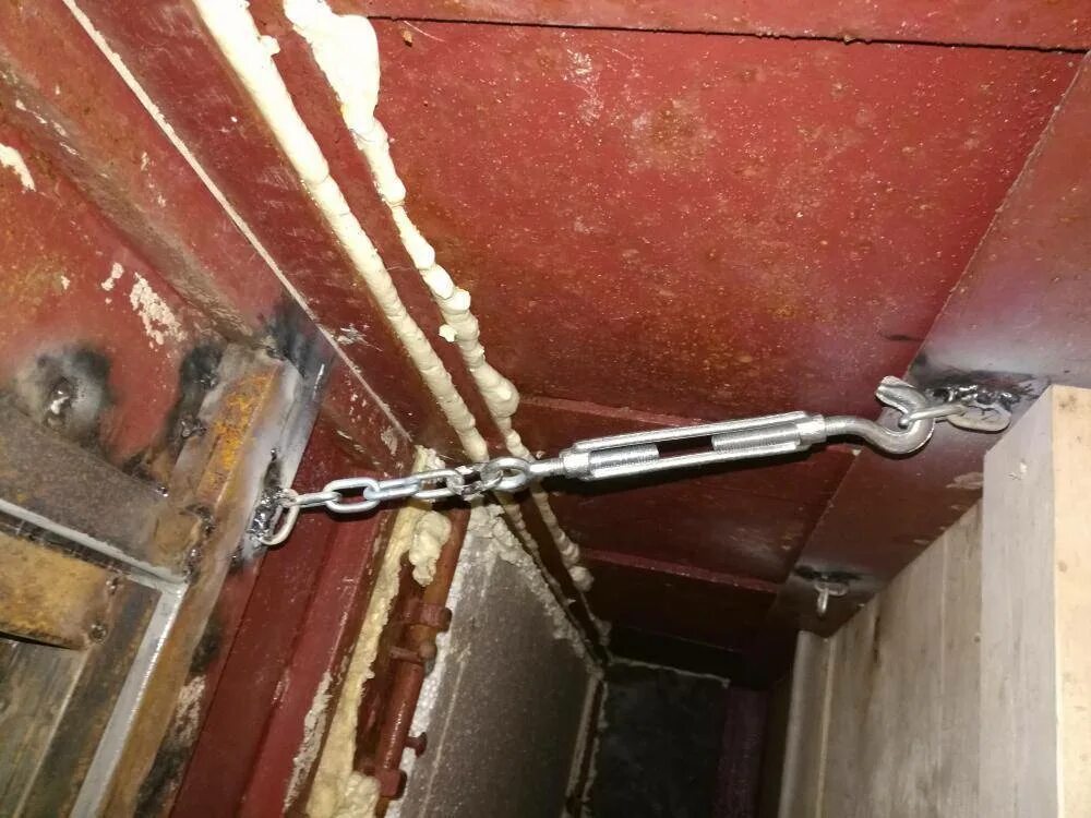 Задвижка для ворот 400х120. Засов на ворота из профильной трубы. Запор для гаражных ворот. Засов изнутри. Ручка щеколда на калитку.