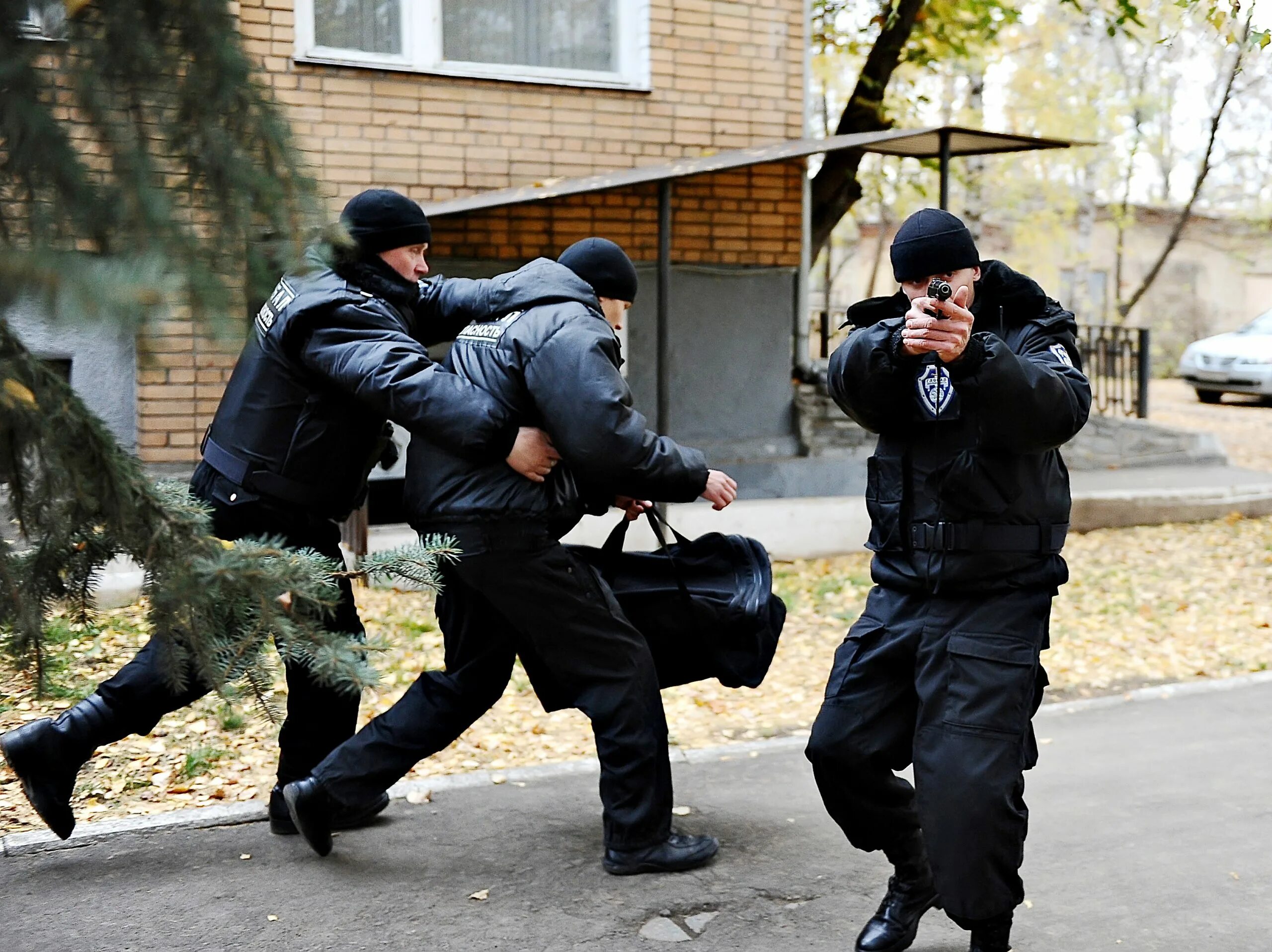 Готовность к нападению. Чоп телохранитель. Элитная охрана. Вооруженная охрана. Оружие чоповцев.