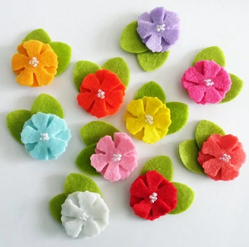 Брошь из фетра цветок. Цветочки из фетра. Цветов из фетра своими руками. Ветка из фетра. Цветы из фетра.