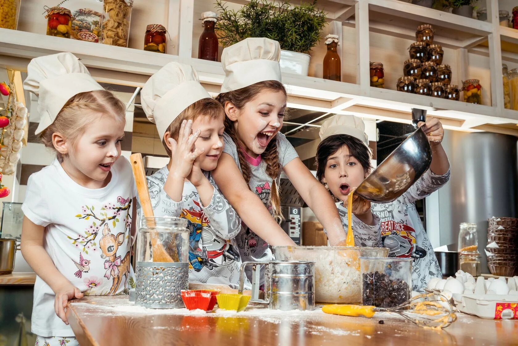 Дети в кофейне. На день повара мастерим. Кулинарный мастер класс для детей. Куда сходить в ресторан с детьми. Родители с детьми в ресторане.
