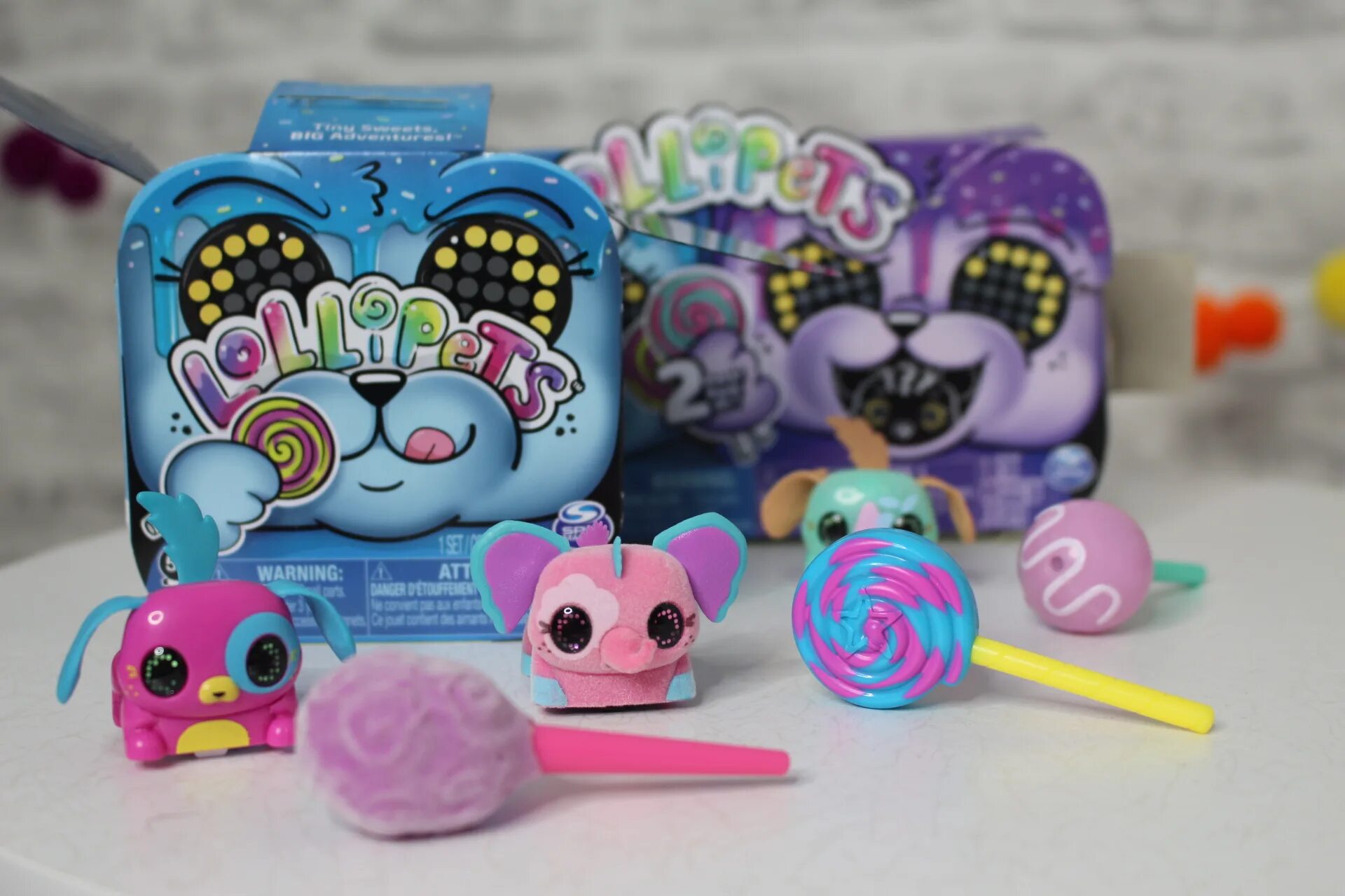 Маленькие игрушки сюрпризы. Lollipets. Lollipets игрушка. Кот от с палочкой и вкусняшками игрушка интерактивная. Hezel Lollipets.