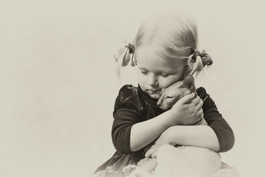 Девочка обиделась. Девочка с надутыми губами. Девочка была обижена и. Надутая девочка. Обида картинки.