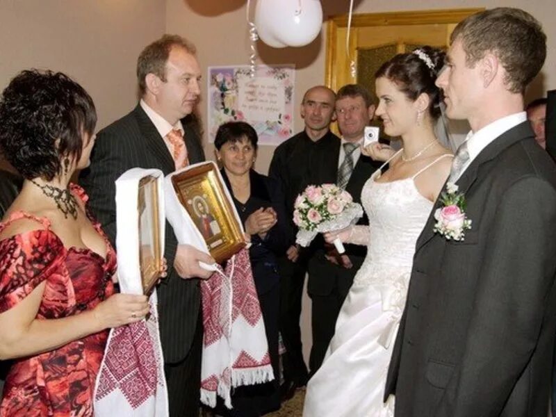 Как благословить дочь перед свадьбой. Благословение родителей. благословение молодых родителями. благословение молодых родителями на свадьбе. благословение родителей жениха перед свадьбой.