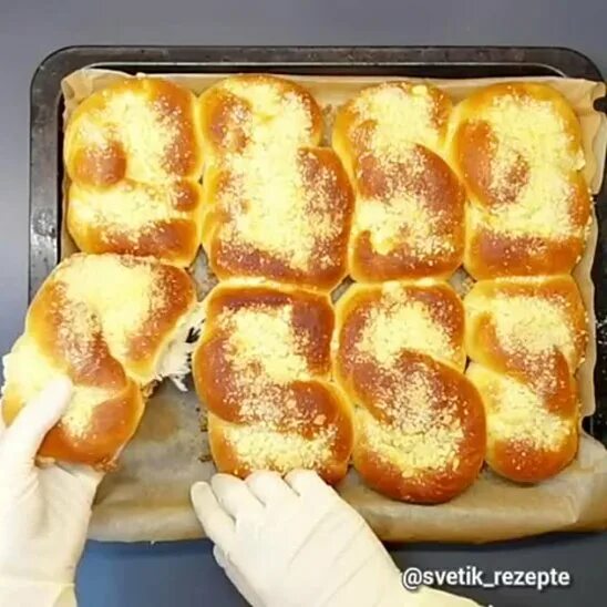 Булочки с яблоком и корицей. Булочки цветочки с фото пошагово. Как приготовить мягкие булочки. Пицца на булке в духовке. Булочки на блюде.