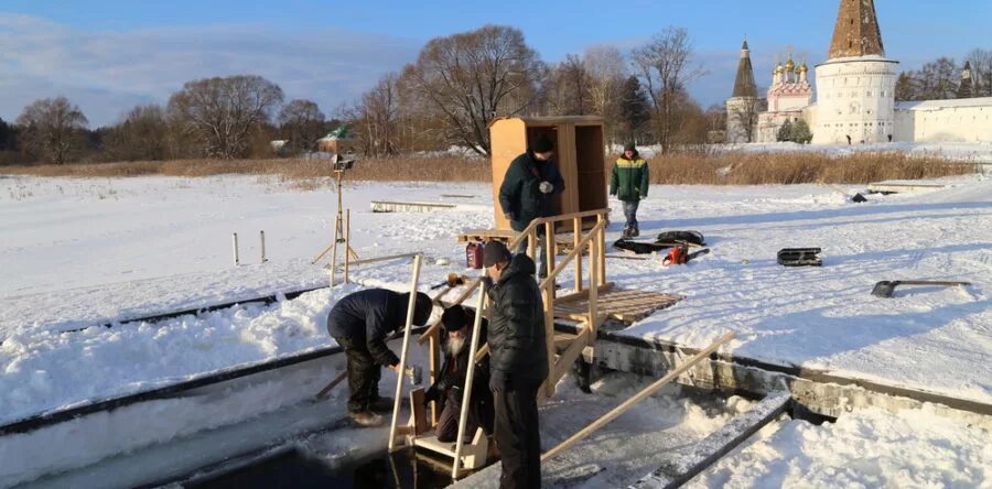 Крещенская купель. Подготовка к крещенским купаниям. Крещение мещерский пруд. Купание в проруби на крещение. Котово подготовка к крещению.