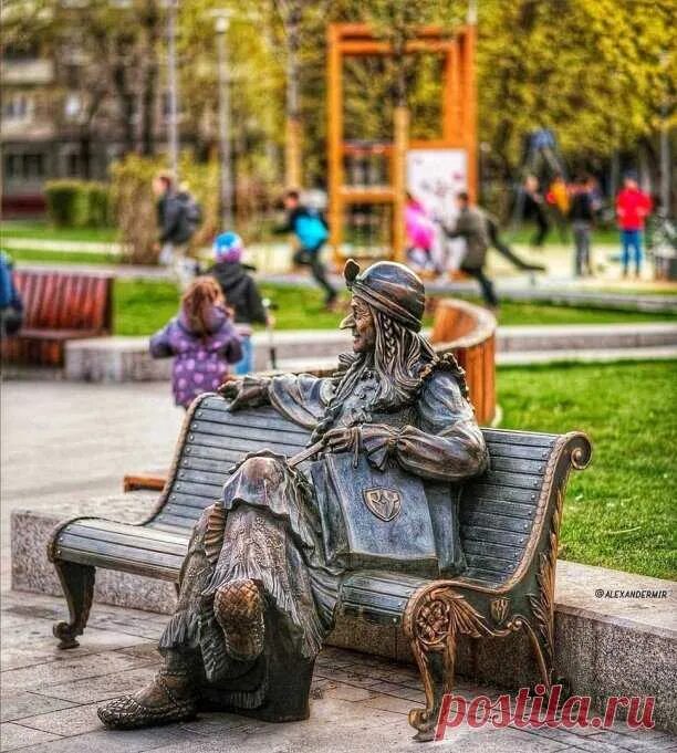 Музей кащея кощея бессмертного тверская область. Музей кощея бессмертного в старице. Баба яга в городе. Сказочная резиденция бабы яги удмуртия. Скульптура бабы яга в ростове на дону.