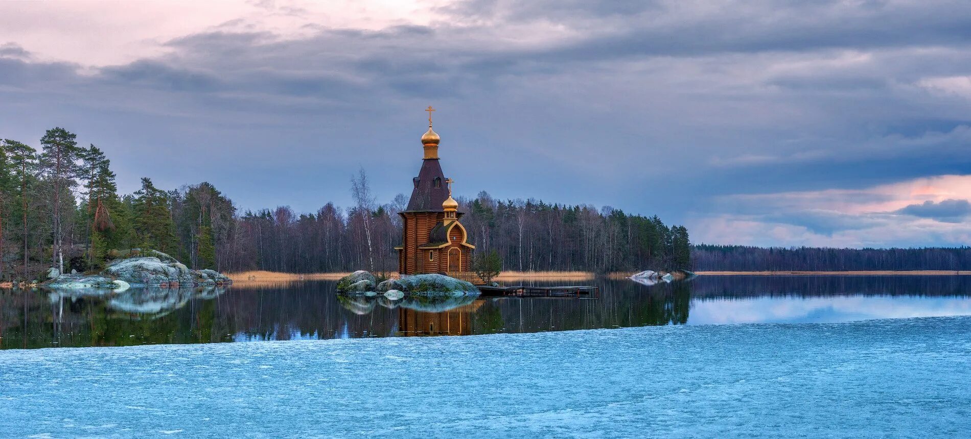 Река вуокса. Храм Андрея Первозванного Приозерск ЛЕНОБЛАСТЬ. Озеро Вуокса. Вуокса Приозерск. Вуокса озеро храм.