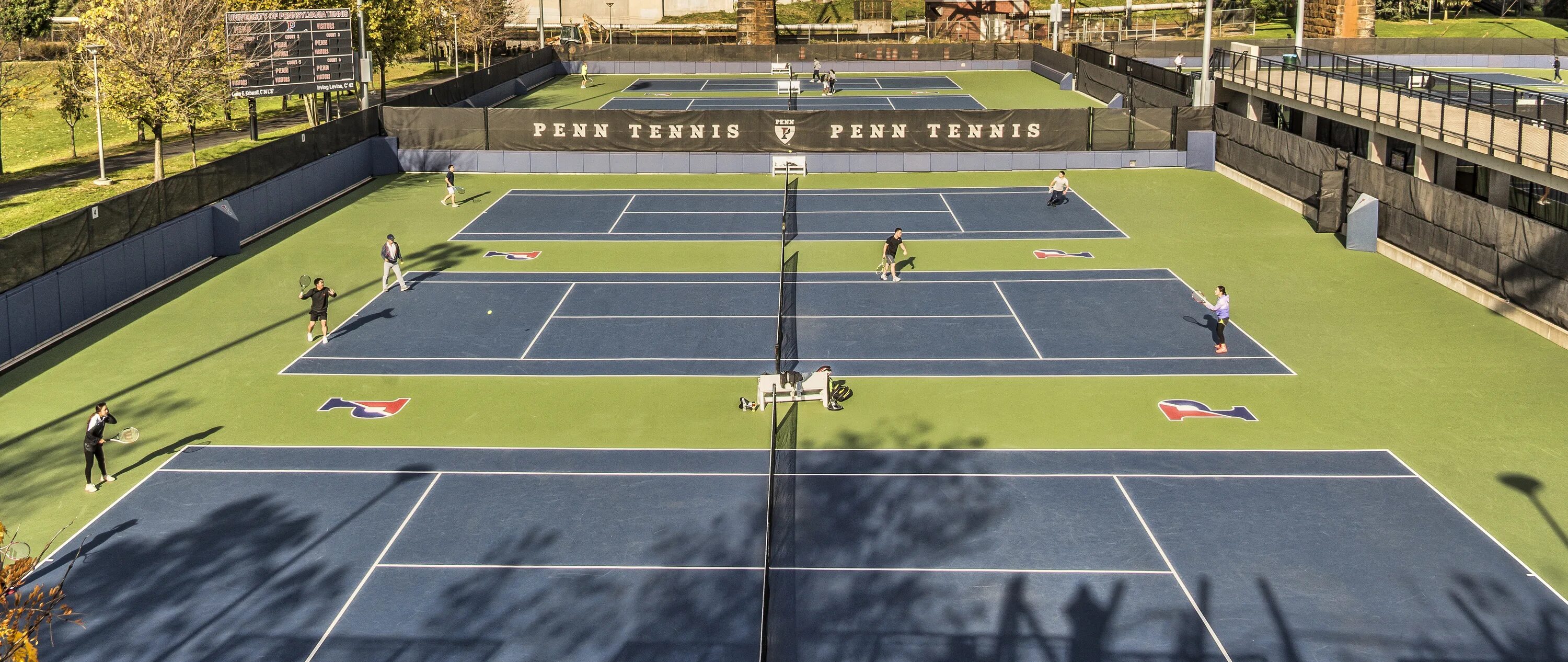 Поле 5 навсегда. Теннис стадион. игровое поле для тенниса. корт single panoramic. warm up on the tennis court.