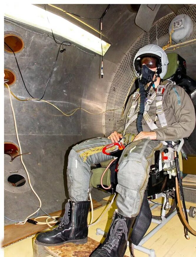 Катапультное кресло. Катапультирование пилота. Катапультное кресло в самолете. Су 24 система катапультирования. Катапультное кресло к-36.