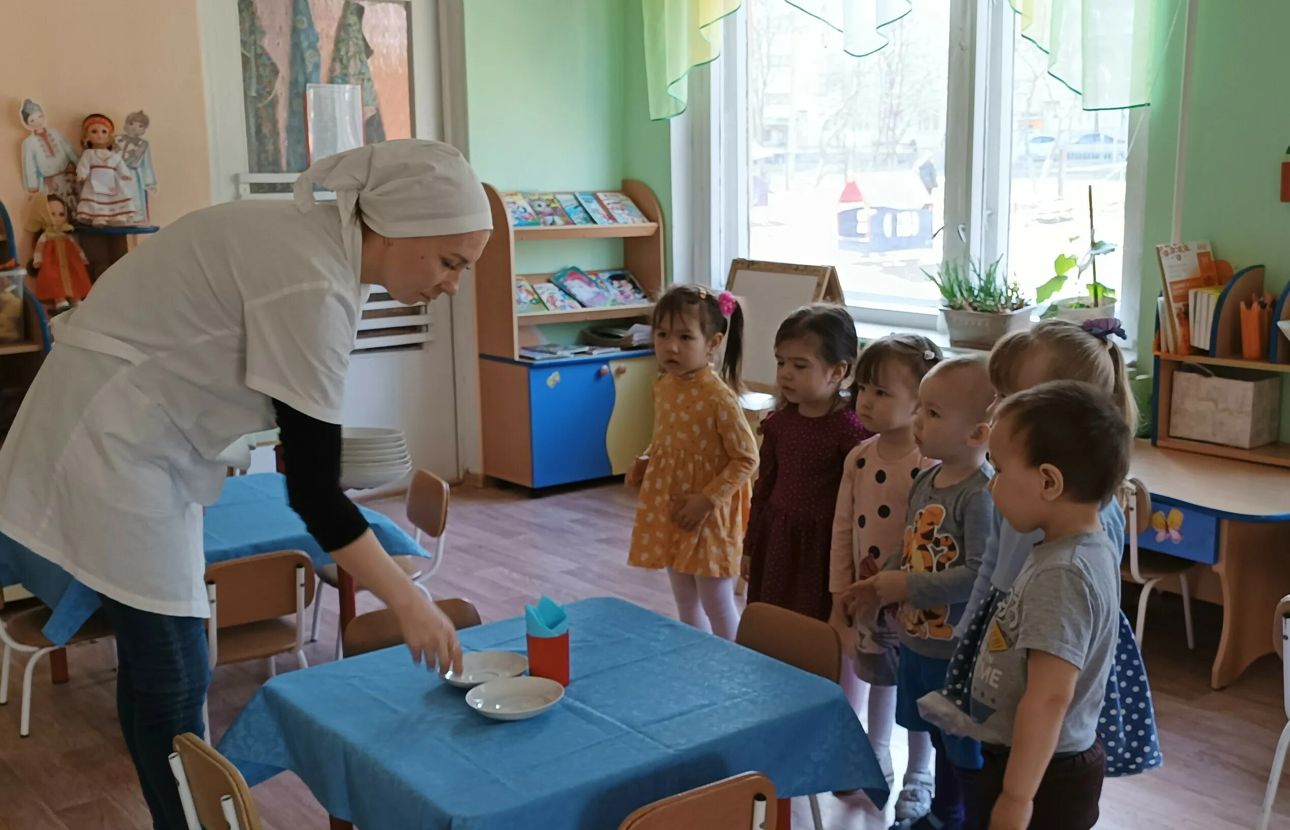 Младший воспитатель в садике. Младшие дошкольники. Воспитательница в детском саду. Младший воспитатель. Воспитатель с детьми труд.