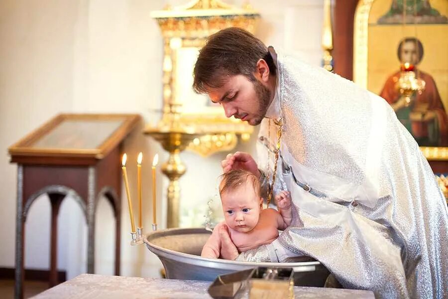 Крещение ребенка. Обряд крещения. Крещение мальчика. Крещение в православии. Что делает крестная во время крещения