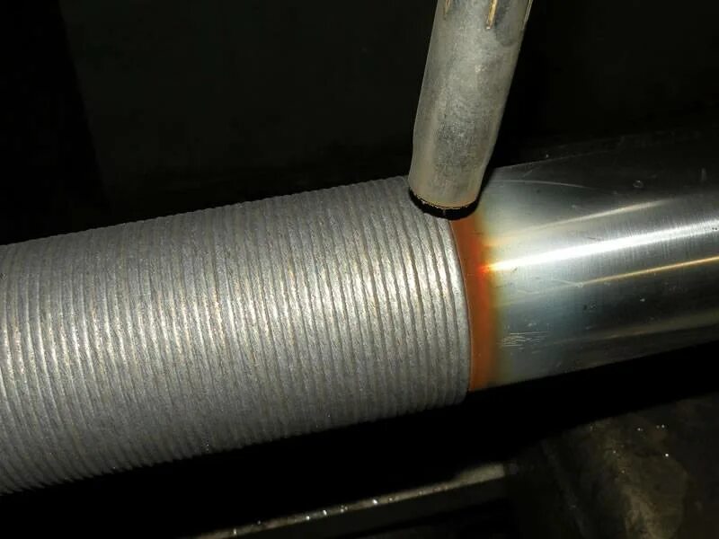 Наплавка tig 3/2. Наплавка металла проволокой. Наплавка металла на вал электродом. Электродуговая наплавка под флюсом. Электрошлаковая наплавка схема.