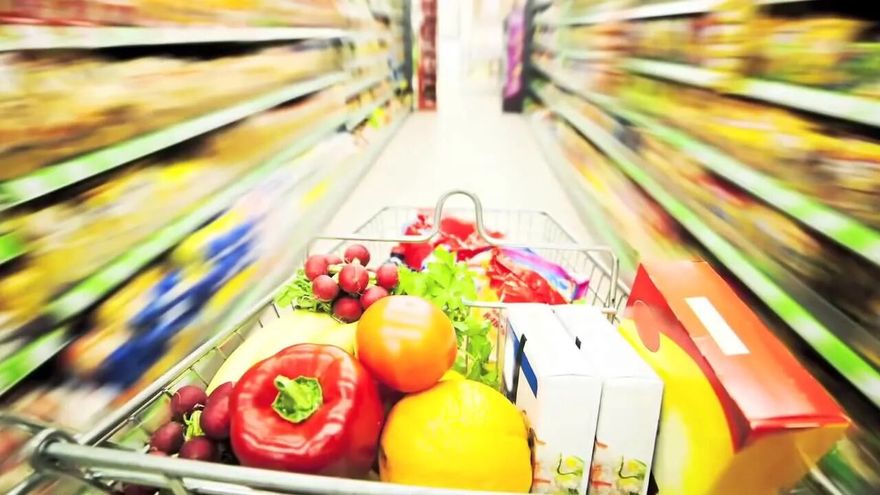 Продуктовая корзина с продуктами. Сырая пища. Корзина с продуктами. Продуктовый период. Полная тележка продуктов.