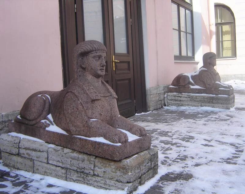 Сфинксы у строгановского дворца в санкт-петербурге. Сфинксы во дворе строгановского дворца. Сфинкс дворец. Сфинксы у строгановского дворца в санкт-петербурге. Сфинксы во дворе горного института в санкт-петербурге.