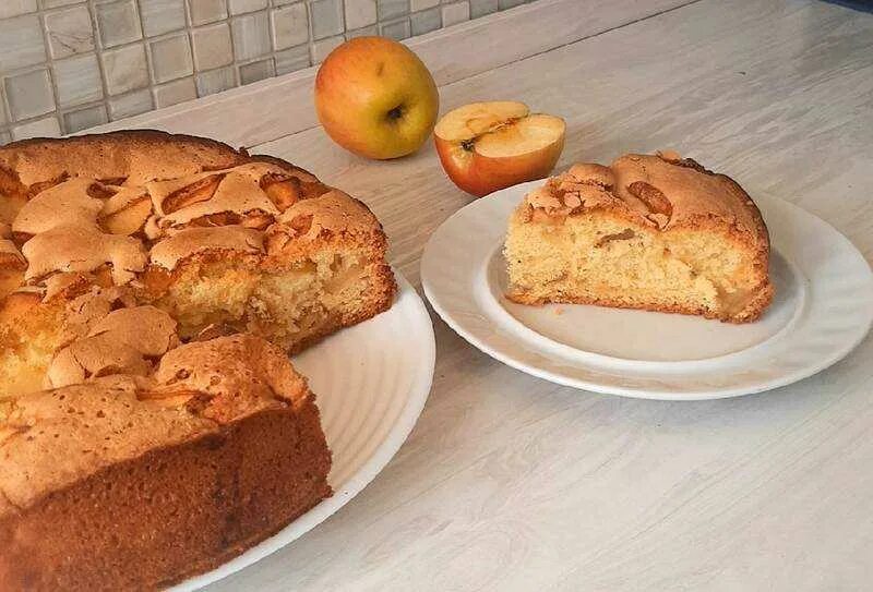 Шарлотка с яблоками рецепт в духовке фото. Рецепт шарлотки с яблоками в духовке рецепт. Шарлотка с яблоками рецепт в духовке простой рецепт. Шарлотка с яблоками рецепт в духовке фото. Шарлотка с яблоками с хрустящей корочкой.