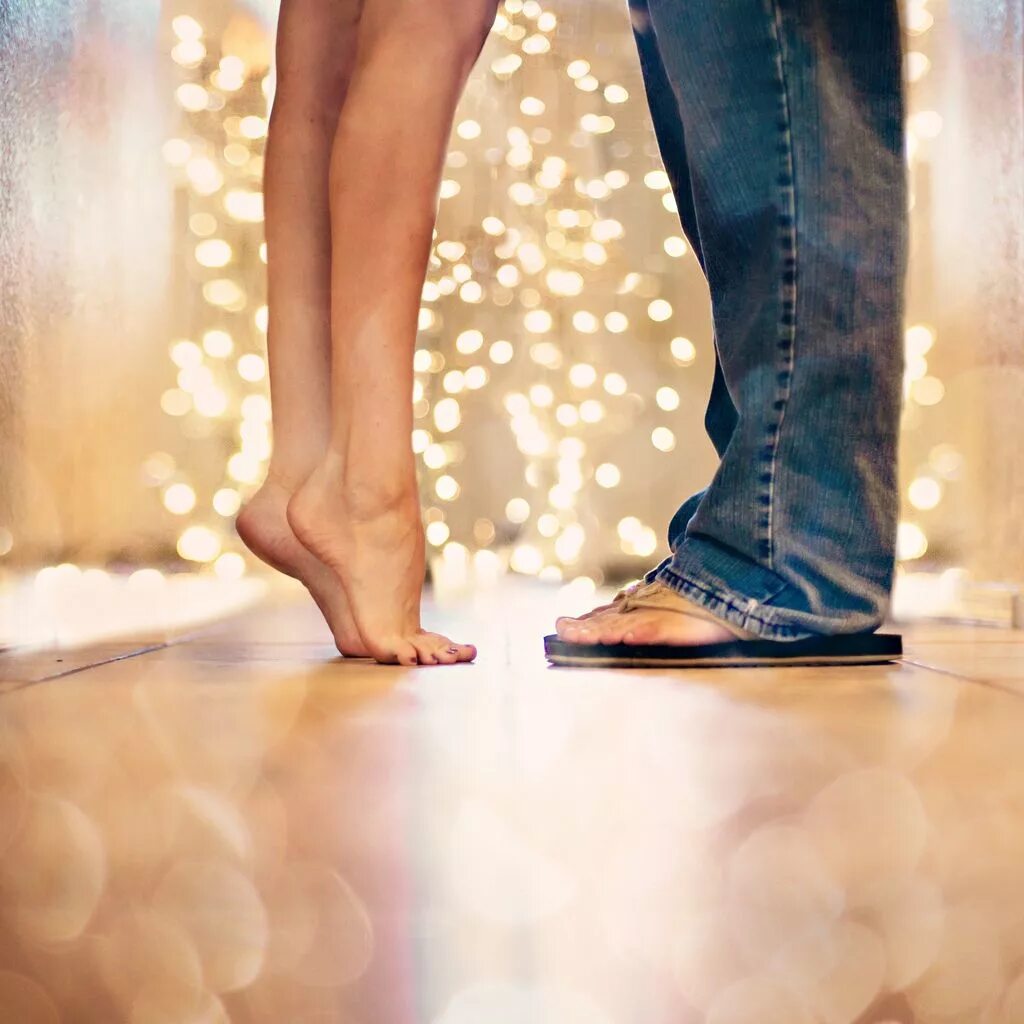 Муж целует ноги жене. Ноги на цыпочках. Мужские и женские ноги. Девушка на цыпочках. Влюбленные ноги.