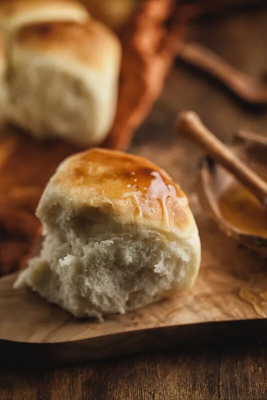 Медовые булочки. Медовая сдоба. Плюшки с медом. Honey bun булочка.