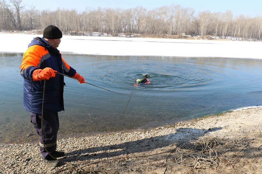 5 канал абакан. Спасатели водолазы Абакан. Тренировка МЧС Рыжковский пруд. Водолазы МЧС. Спасатель водолаз МЧС.