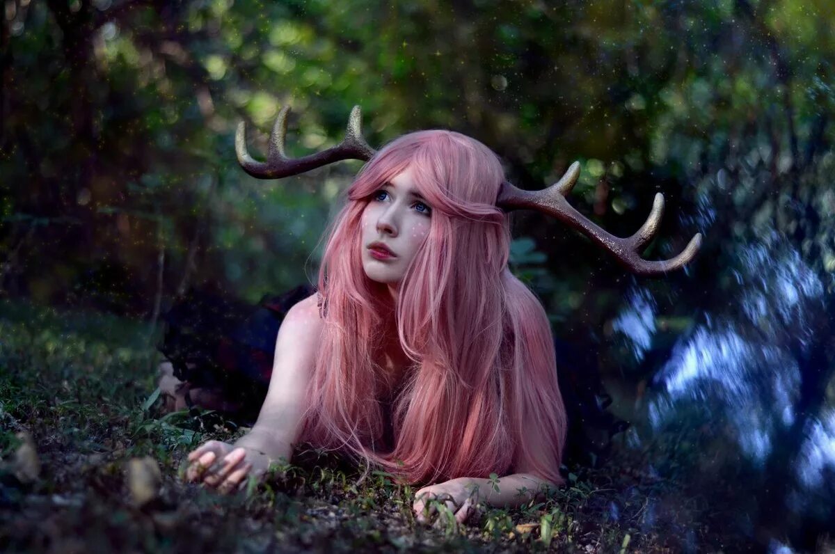 красивая женщина козерог. девушка с рожками. брюнетка с рогами. девушка с рогами фотосессия. баба рога песня.